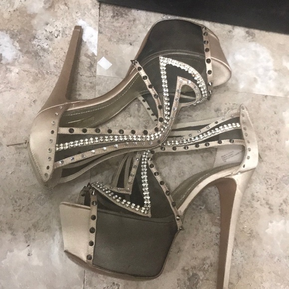 Nwt studded pumps - Picture 3 of 4